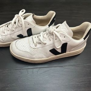 Veja V-10 Low Top Sneaker